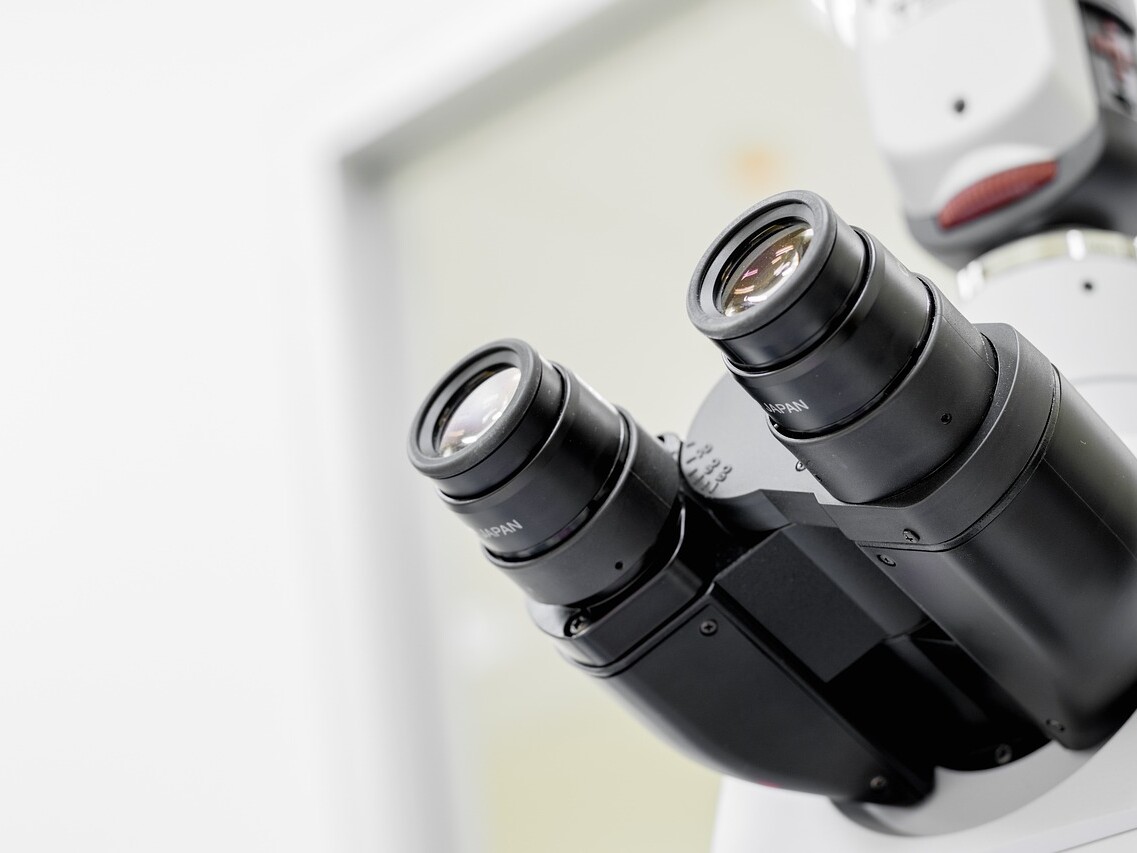 Detailaufnahme eines Mikroskops